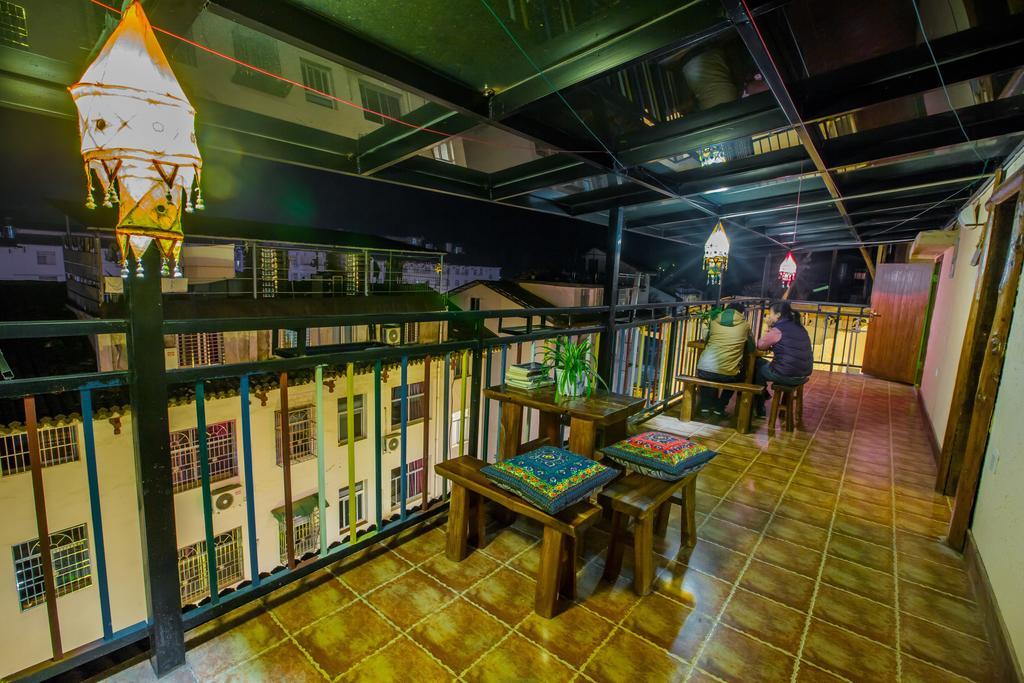 Zhangjiajie April Hostel Екстер'єр фото